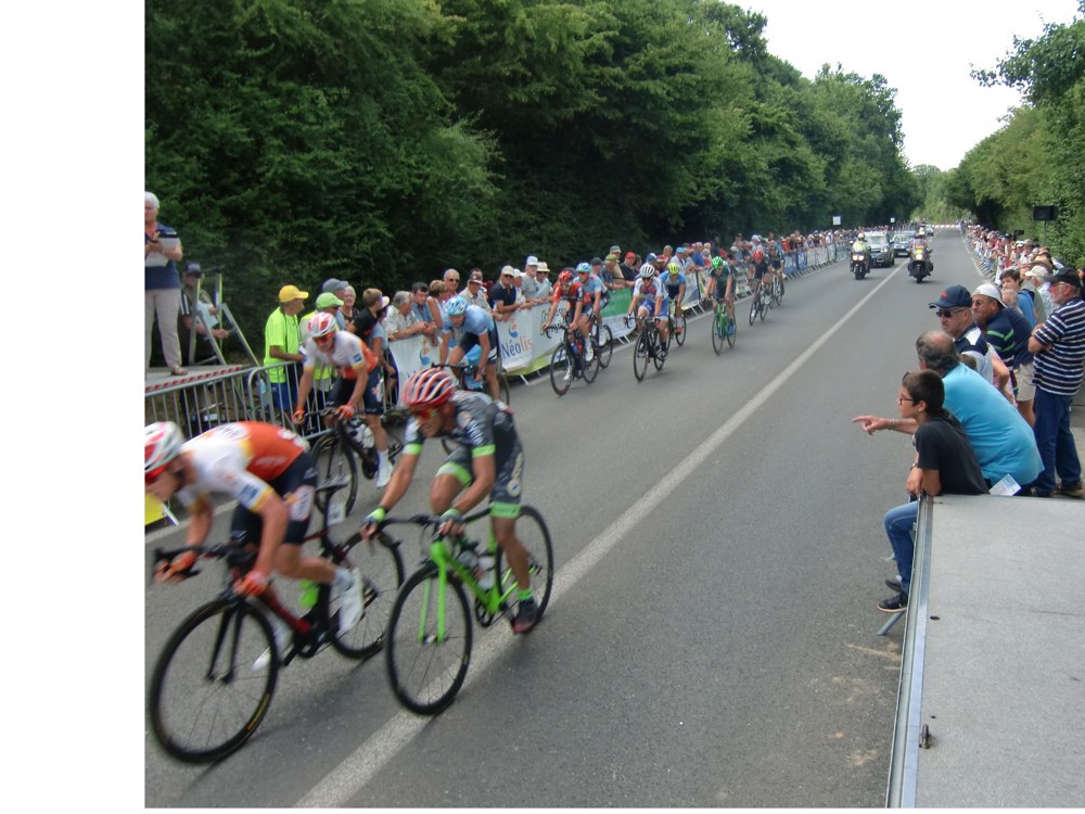 Lire la suite à propos de l’article LES ECHAPPEES DE LA ROUTE D’OR DU POITOU, A L’ENTAME DU DERNIER TOUR AVEC L’ATTAQUE DE VAN NIEKERK!