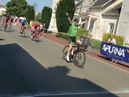 You are currently viewing LES CHARENTAIS LABROUSSE ET CLÉMENT LIVERTOUT, EN VERVE CHEZ LES PASS-CYCLISTES A CHAUNAY !