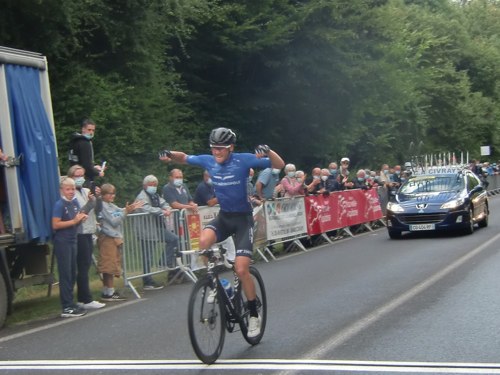 Lire la suite à propos de l’article JEAN GOUBERT (SPRINTER NICE M), VAINQUEUR DETACHE DE LA 40E ROUTE D’OR DU POITOU